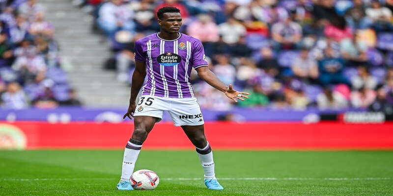 Hành Trình Của Abdulai Juma Bah - Từ Tiệm Bánh Đến Man City 2 Tuổi thơ khó khăn và khởi đầu gian nan của Abdulai Juma Bah